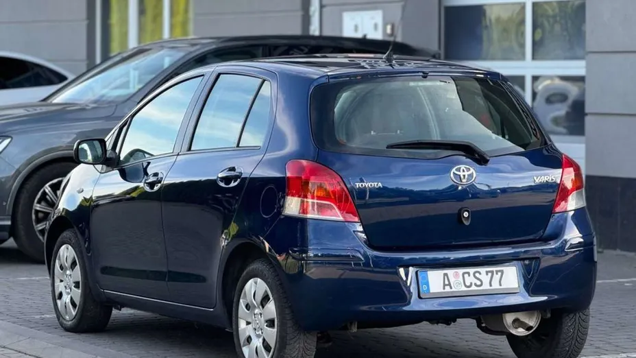 TOYOTA Yaris -