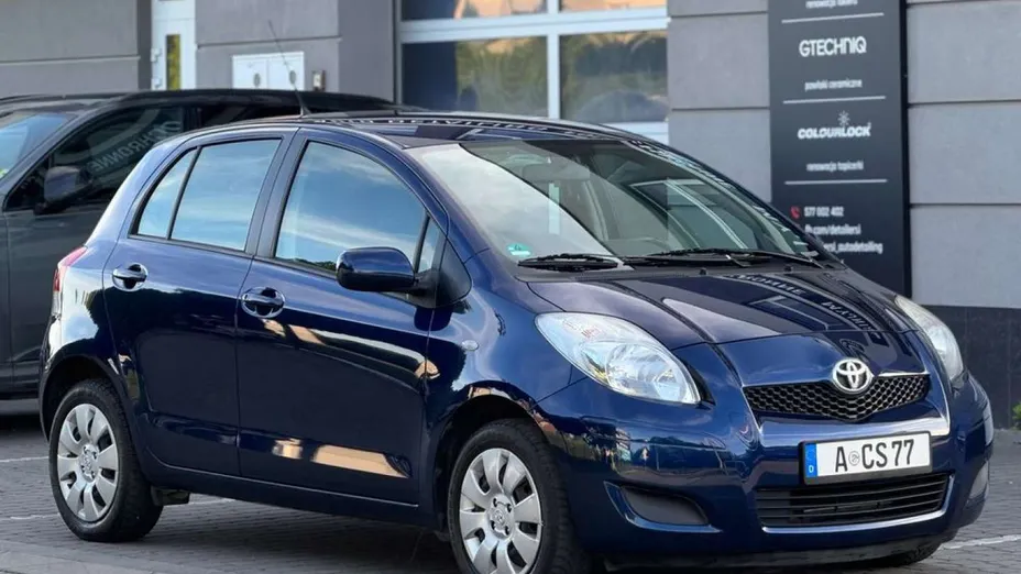TOYOTA Yaris -