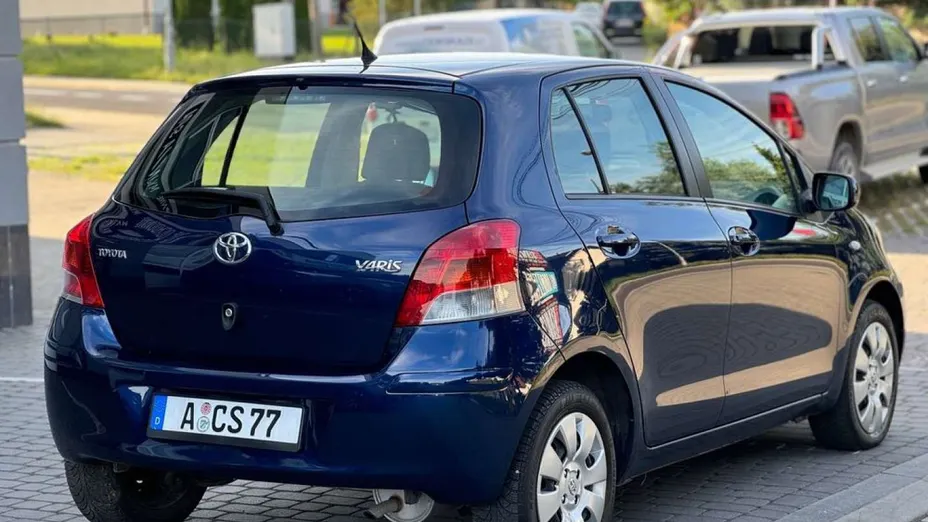 TOYOTA Yaris -
