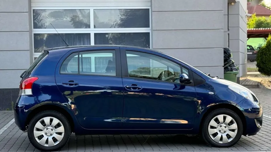 TOYOTA Yaris -