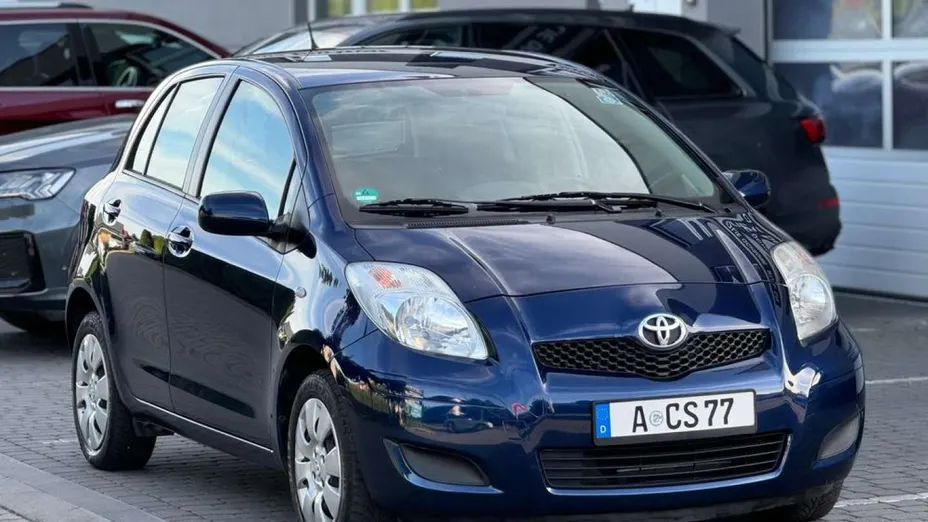 TOYOTA Yaris -
