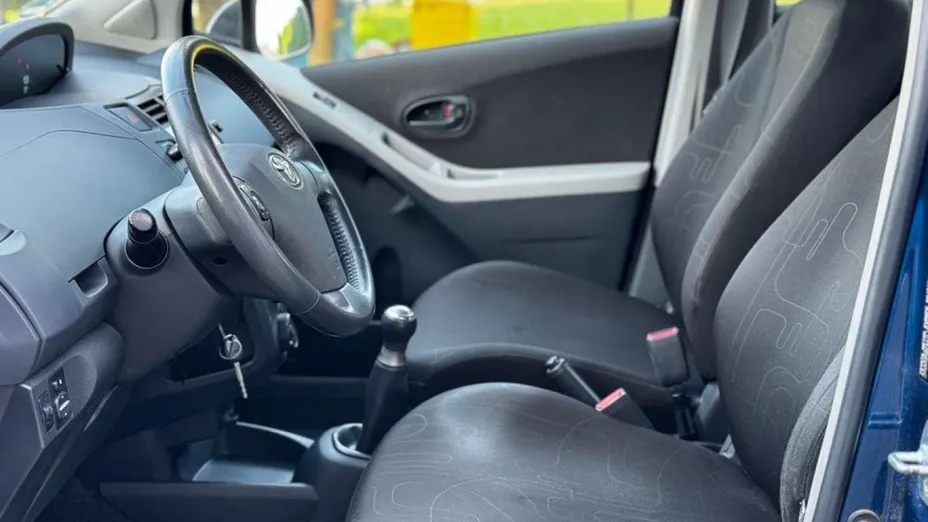 TOYOTA Yaris -