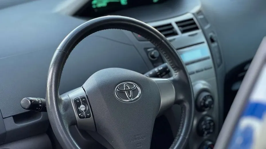 TOYOTA Yaris -