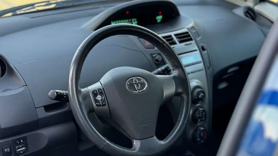 TOYOTA Yaris -