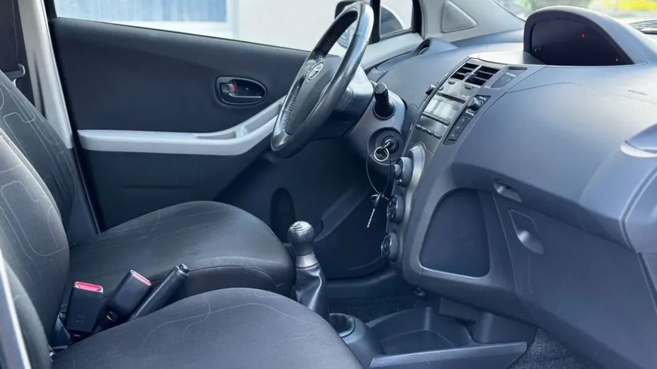 TOYOTA Yaris -