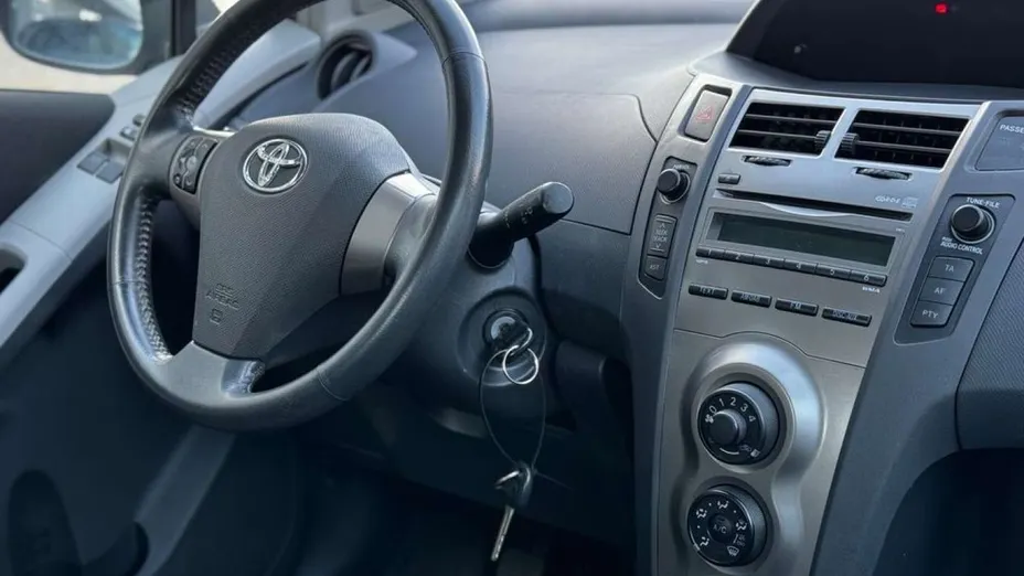 TOYOTA Yaris -