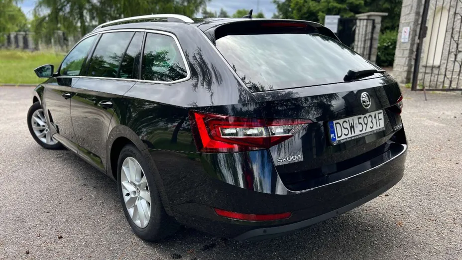 SKODA Superb -