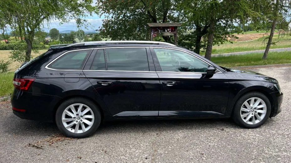 SKODA Superb -
