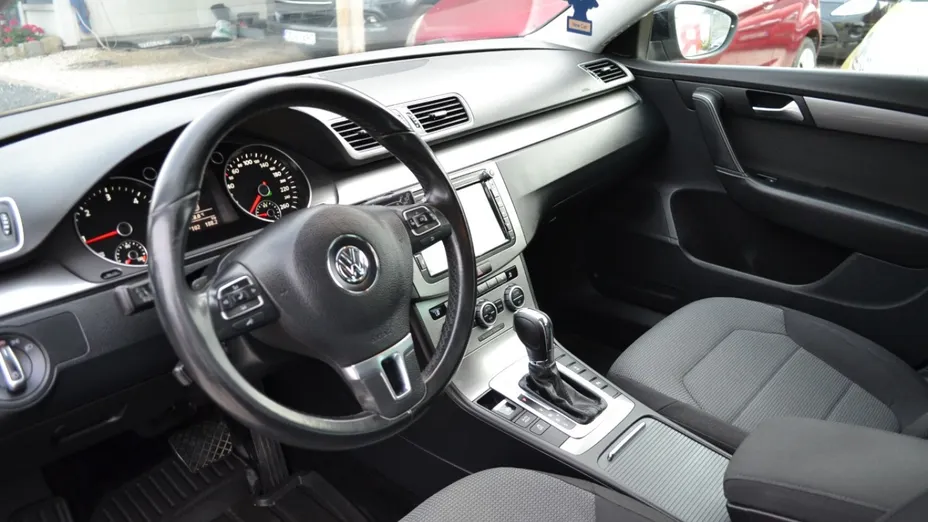 VOLKSWAGEN Passat -