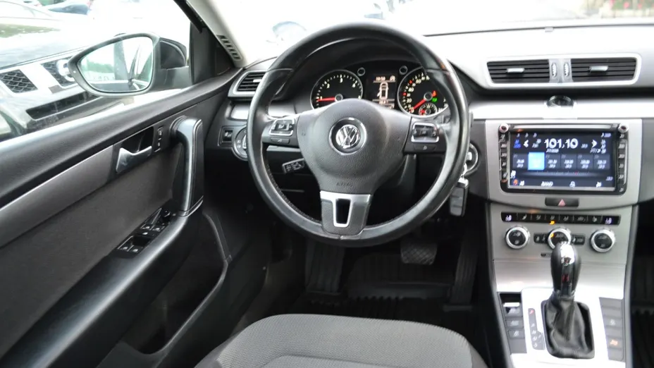 VOLKSWAGEN Passat -