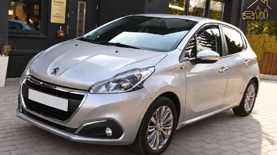 PEUGEOT 208 -