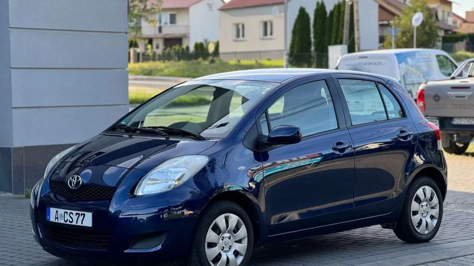 TOYOTA Yaris -