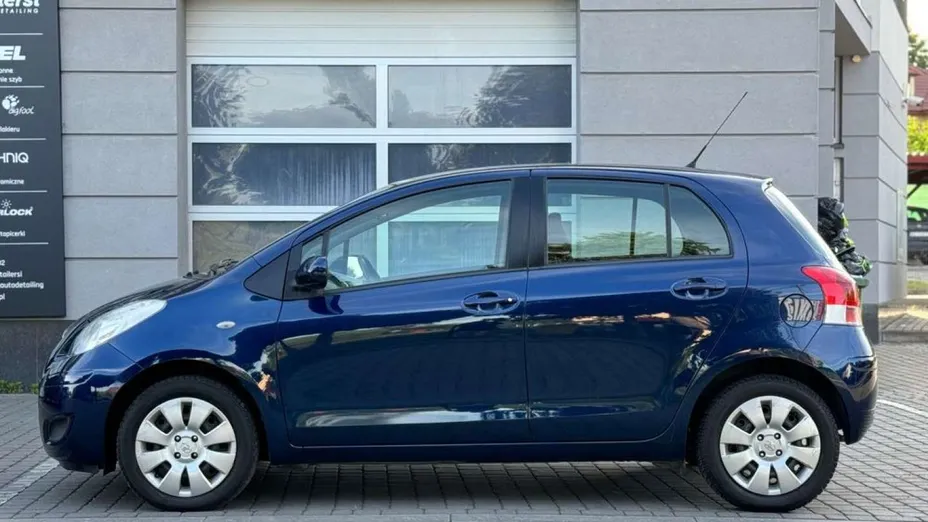 TOYOTA Yaris -