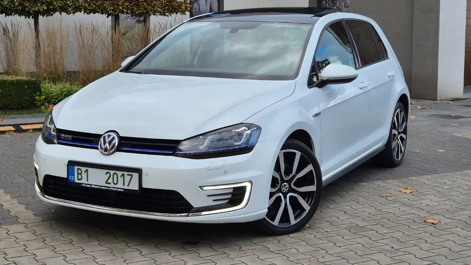 VOLKSWAGEN Golf -