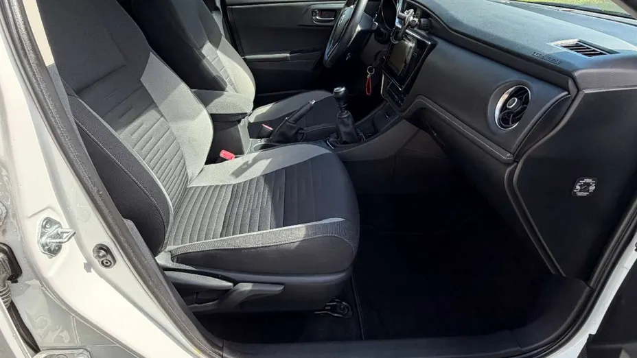 TOYOTA Auris -