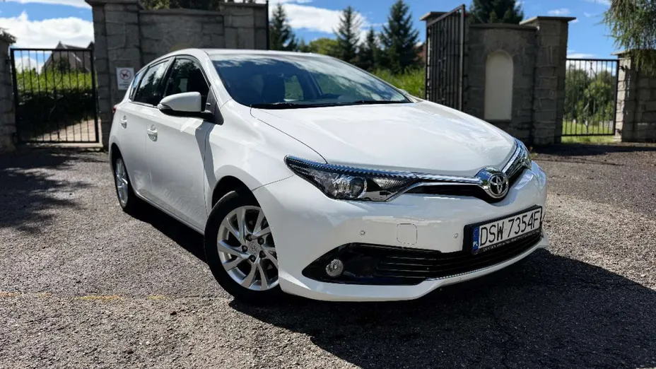 TOYOTA Auris -