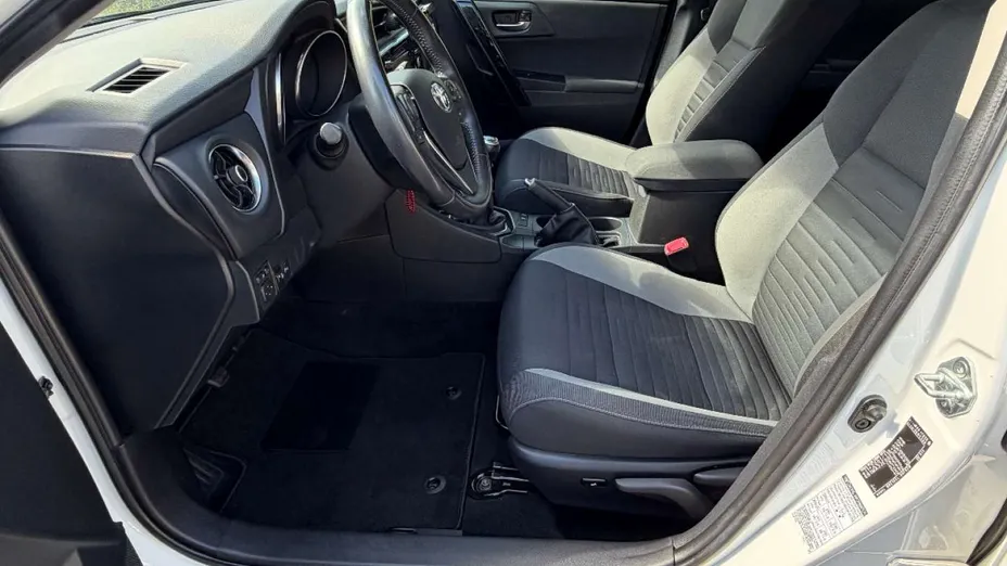 TOYOTA Auris -