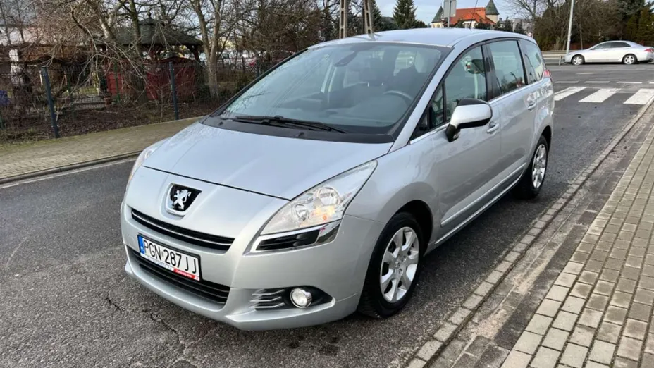 PEUGEOT 5008 -
