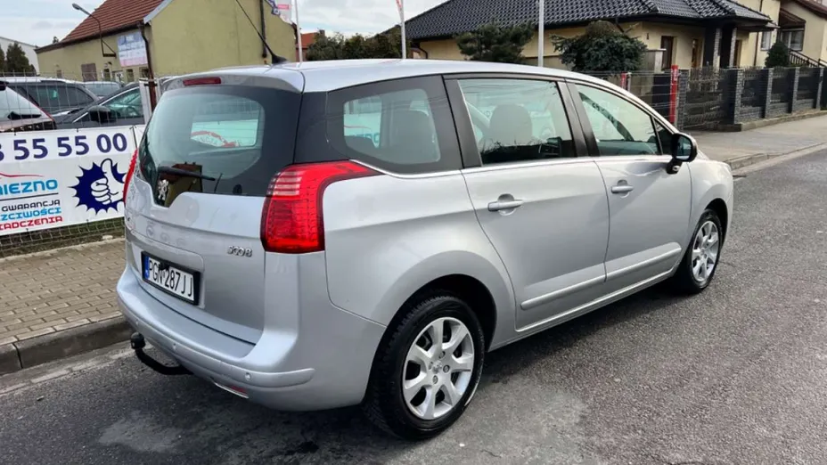 PEUGEOT 5008 -