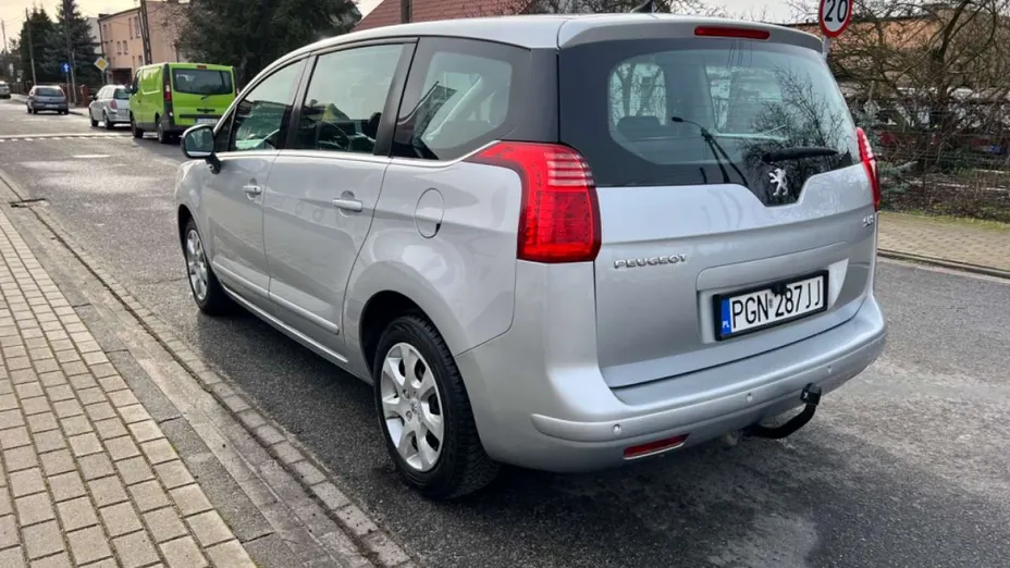 PEUGEOT 5008 -