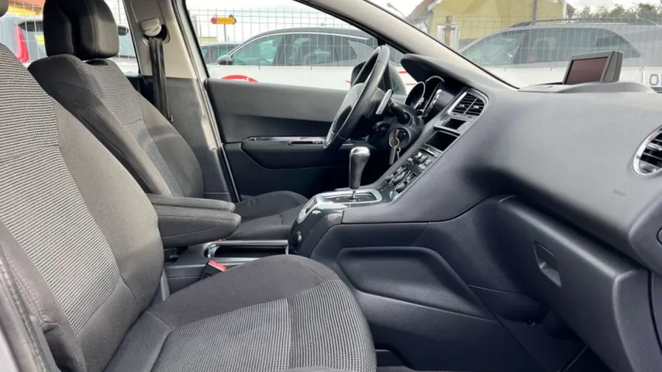 PEUGEOT 5008 -