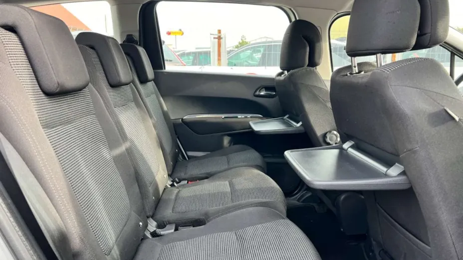 PEUGEOT 5008 -