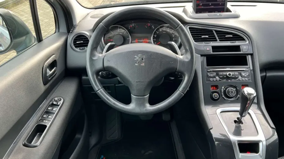 PEUGEOT 5008 -
