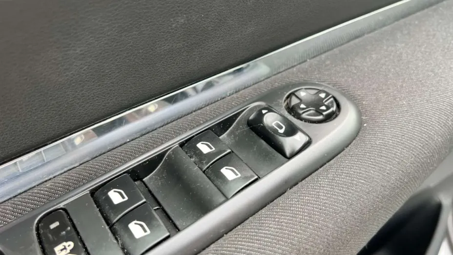 PEUGEOT 5008 -
