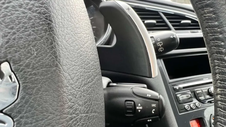 PEUGEOT 5008 -