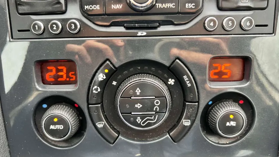 PEUGEOT 5008 -