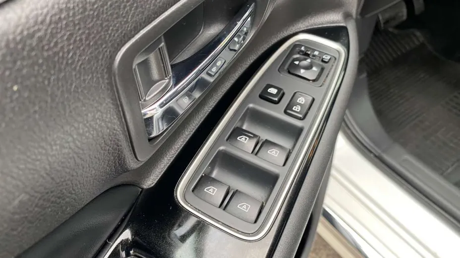 MITSUBISHI Outlander -