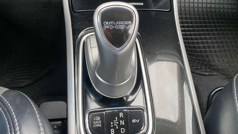 MITSUBISHI Outlander -