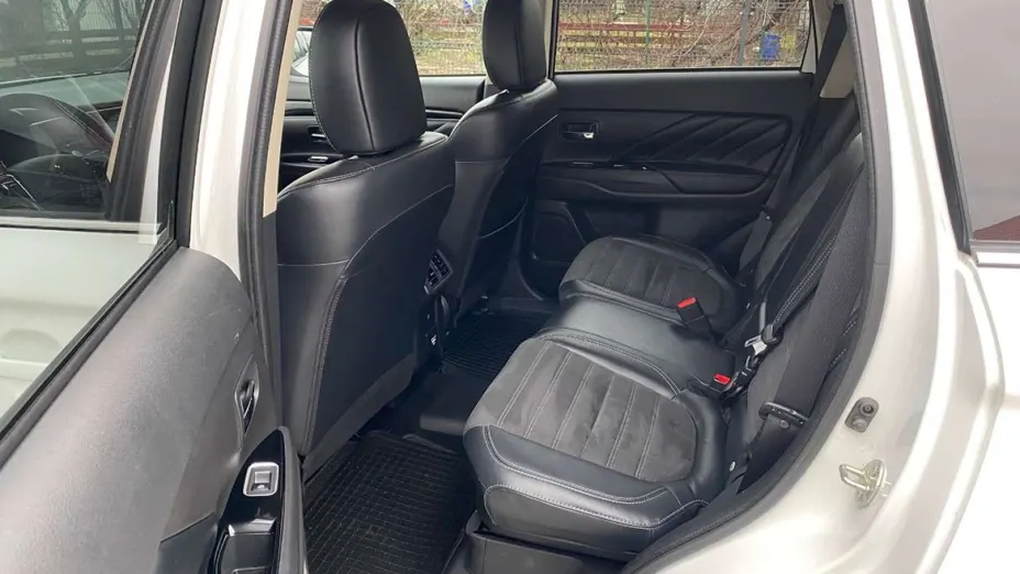 MITSUBISHI Outlander -