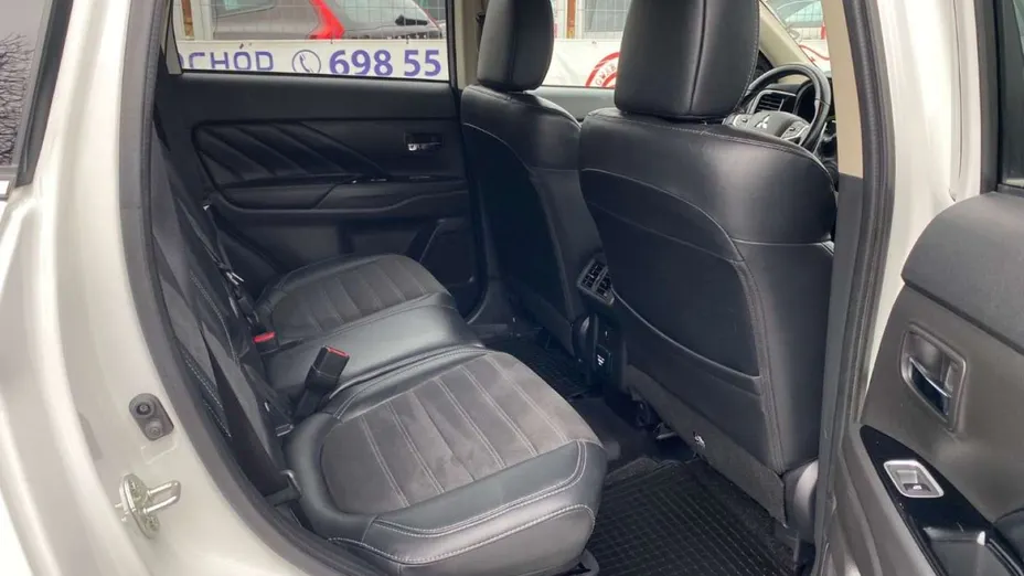 MITSUBISHI Outlander -