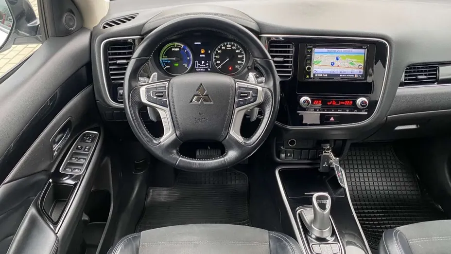 MITSUBISHI Outlander -