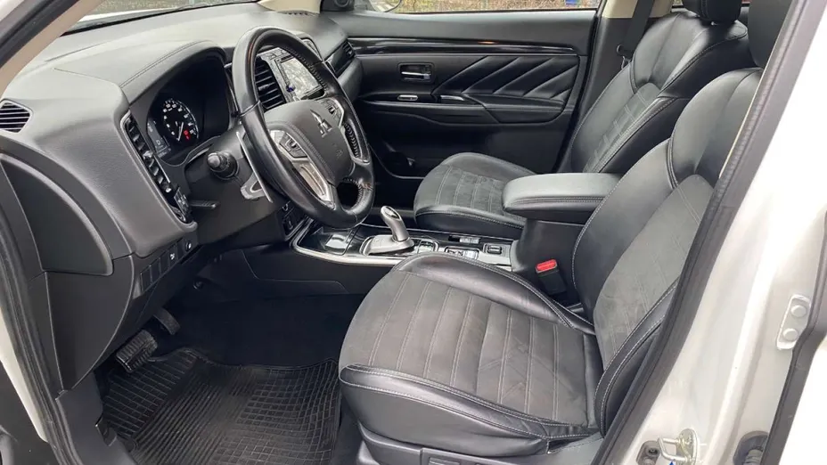 MITSUBISHI Outlander -