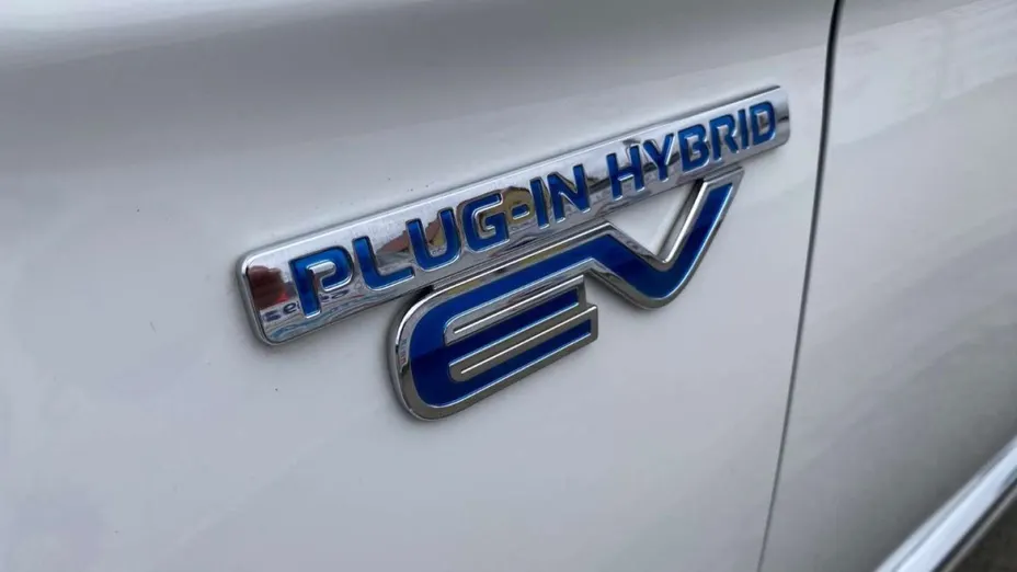 MITSUBISHI Outlander -