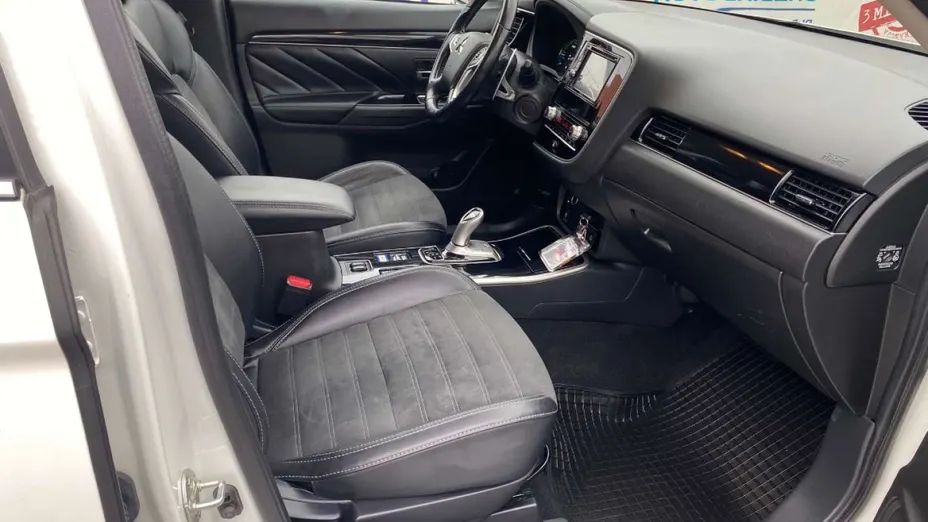 MITSUBISHI Outlander -