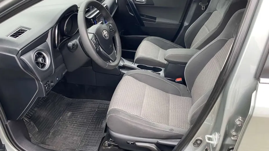 TOYOTA Auris -