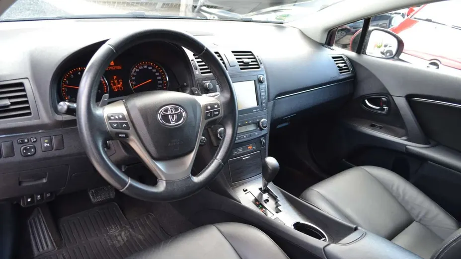 TOYOTA Avensis -