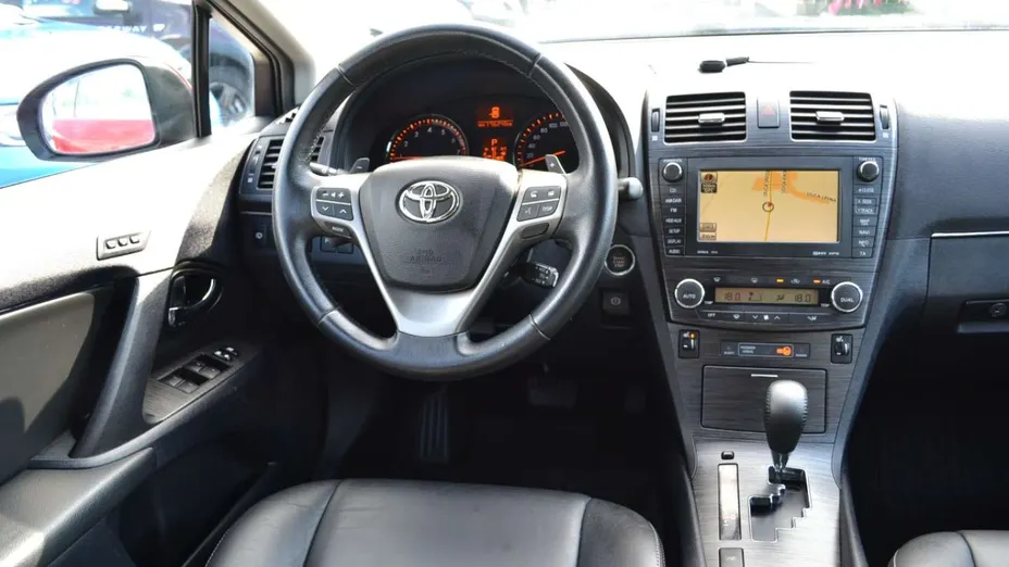 TOYOTA Avensis -
