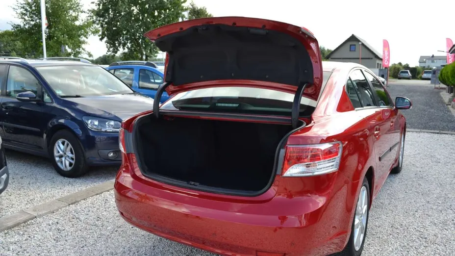 TOYOTA Avensis -