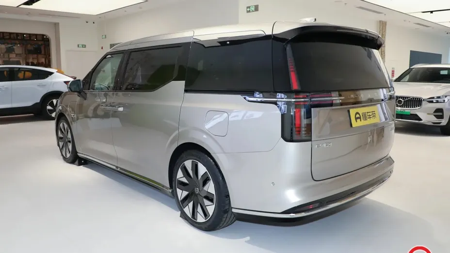 VOLVO EM90 -
