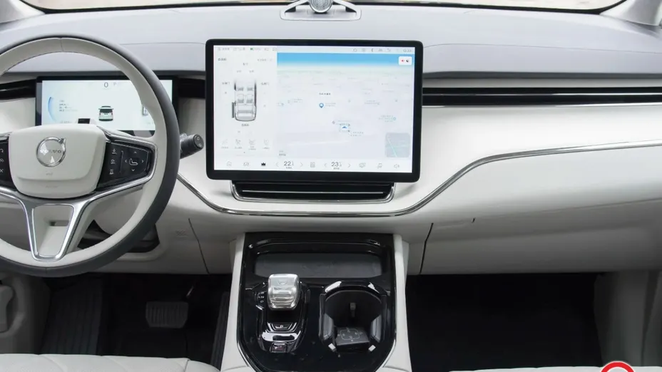 VOLVO EM90 -