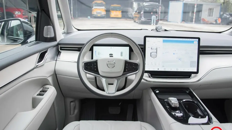 VOLVO EM90 -