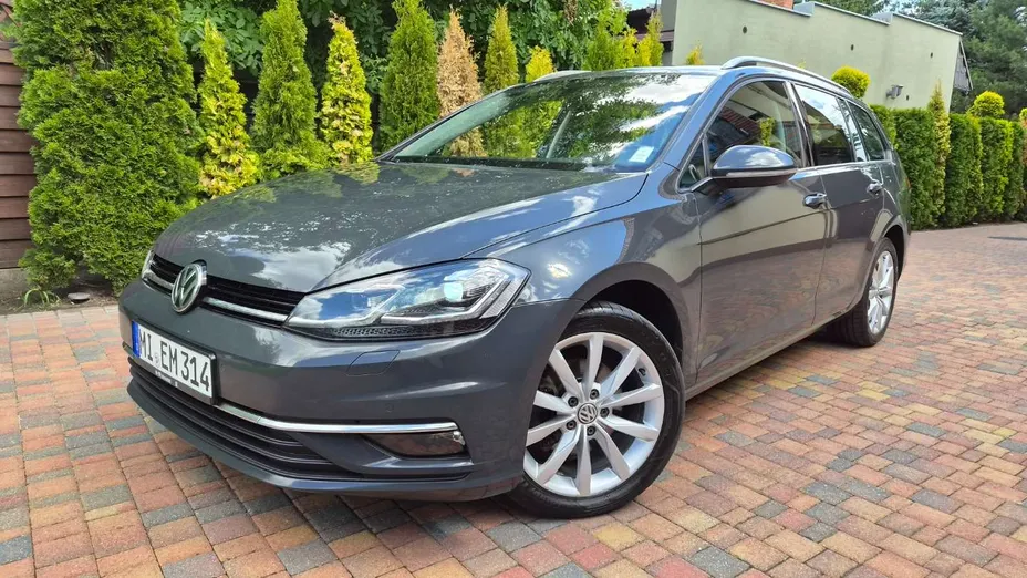 VOLKSWAGEN Golf -