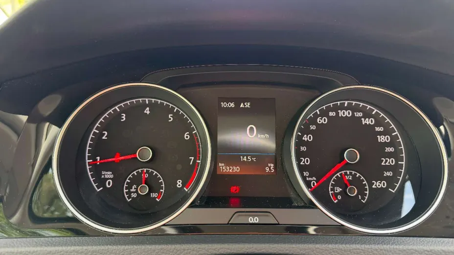 VOLKSWAGEN Golf -