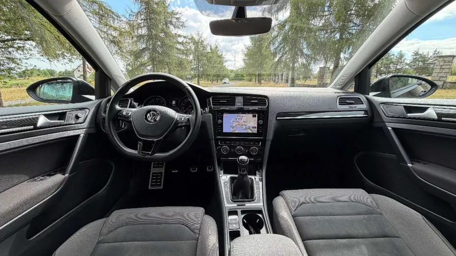 VOLKSWAGEN Golf -