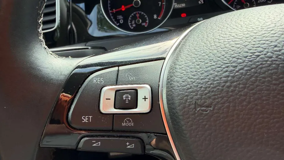 VOLKSWAGEN Golf -