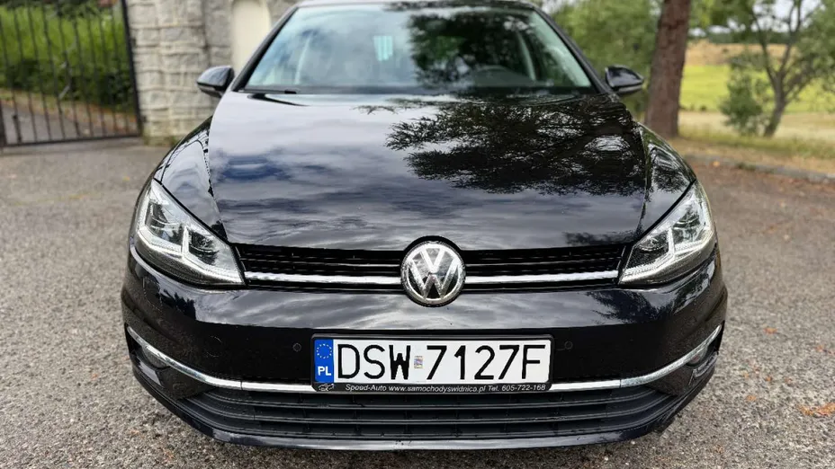 VOLKSWAGEN Golf -